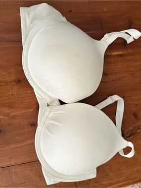 Lot of 2 VS Fabulous Plunge Bras